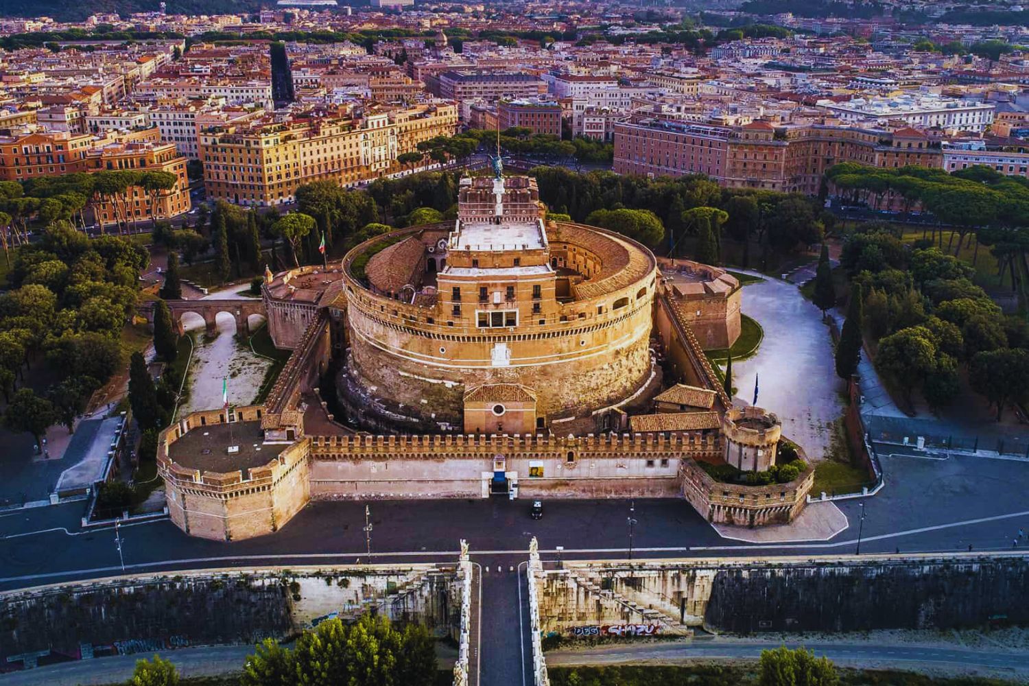 Castel Sant'Angelo visto de día con el Tíber en primer plano