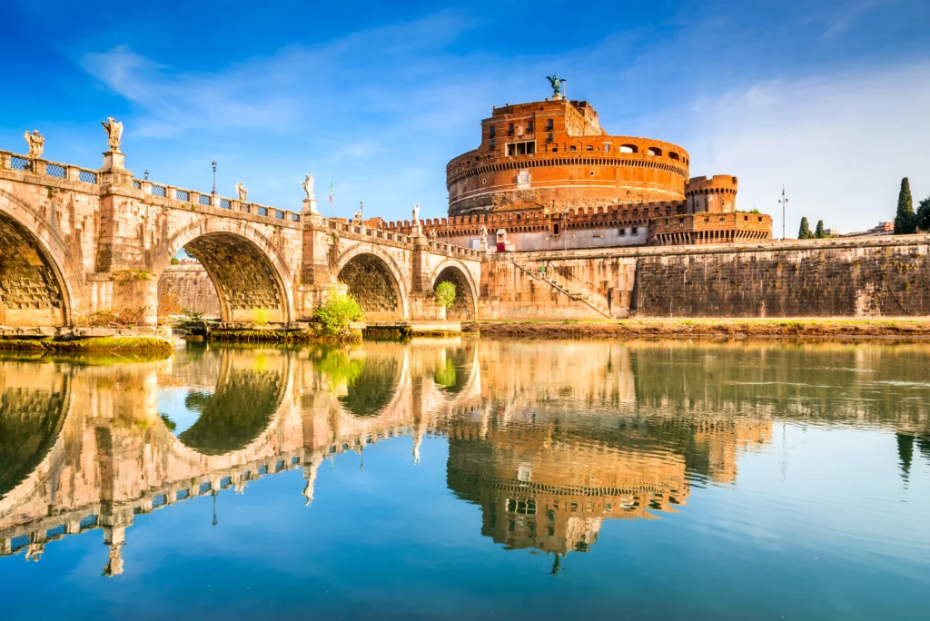 Ponte Sant'Angelo im Morgengrauen mit der Engelsburg dahinter