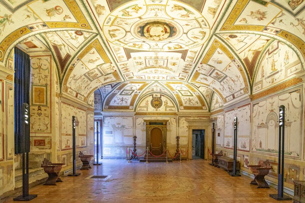 Sala de la Biblioteca de Castel Sant'Angelo, techo con frescos y armarios renacentistas